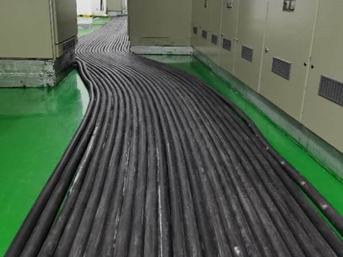 海伦如何根据理论计算公式计算温度对特定电压测量结果的影响？